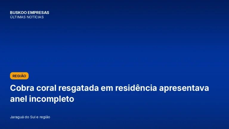 Cobra coral resgatada em residência apresentava anel incompleto