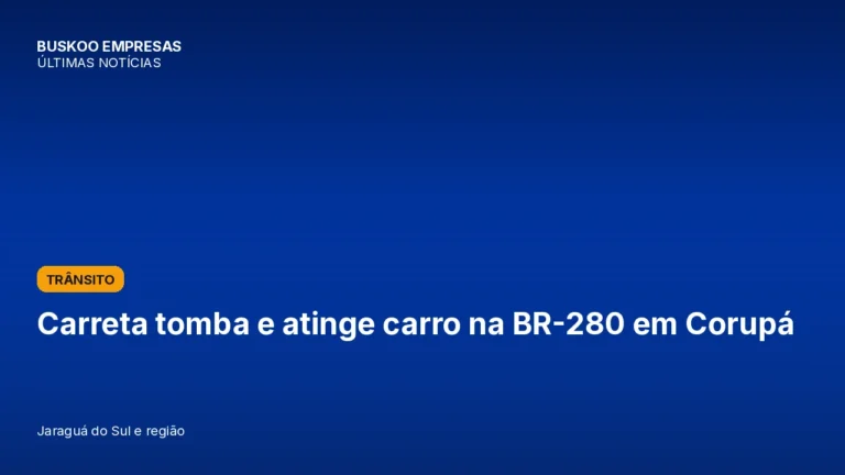 Carreta tomba e atinge carro na BR-280 em Corupá