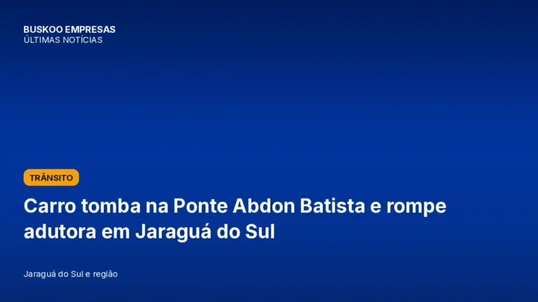 Carro tomba na Ponte Abdon Batista e rompe adutora em Jaraguá do Sul